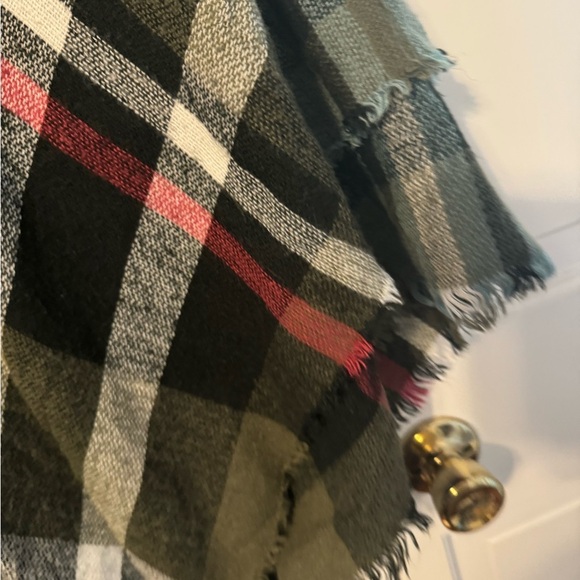 Super cuter trendy Plaid Poncho warm. So cute over any outfit! - Picture 11 of 11